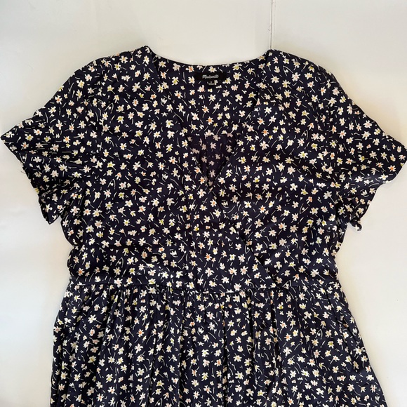 MADEWELL - MIDI DRESS
*NEVER WORN*
Short sleeve, v-neck, navy floral midi dress - Picture 1 of 10